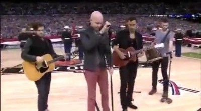 The Fray intepreta el himno de los Estados Unidos durante un partido de baloncesto