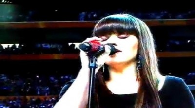 Kelly Clarkson interpreta el himno de Estados Unidos durante la XLVI edición de la Super Bowl