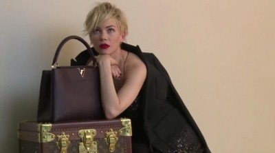 Michelle Williams posa con los nuevos bolsos de Louis Vuitton
