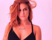 Riley Keough posa en ropa interior para una firma de lencería