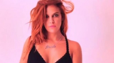 Riley Keough posa en ropa interior para una firma de lencería