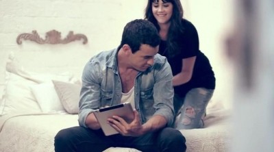 Lucía Ramos y Mario Casas, muy juguetones en la campaña otoño/invierno 2013 de Mustang