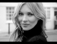 Kate Moss presenta las botas 5050 de Stuart Weitzman