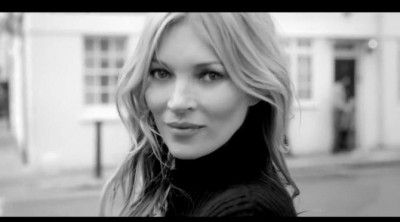 Kate Moss presenta las botas 5050 de Stuart Weitzman