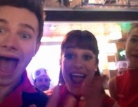 Chris Colfer, Lea Michele y Naya Rivera felicitan a su compañera de 'Glee' Amber Riley