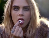 Detrás de las cámaras: Cara Delevingne en la sesión de fotos para Topshop