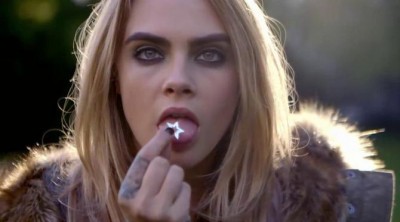 Detrás de las cámaras: Cara Delevingne en la sesión de fotos para Topshop