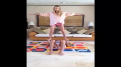 Carles Puyol y Vanesa Lorenzo muestran el 'making of' de sus ejercicios equilibristas