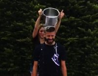 Gerard Piqué y Shakira se suman al Ice Bucket Challenge