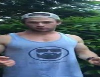 Chris Hemsworth cumpliendo con el Ice Bucket Challenge
