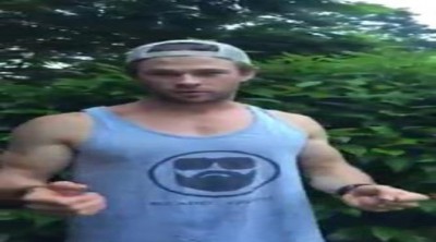 Chris Hemsworth cumpliendo con el Ice Bucket Challenge