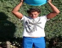 Maxi Iglesias cumple con el reto Ice Bucket Challenge