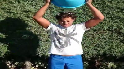 Maxi Iglesias cumple con el reto Ice Bucket Challenge
