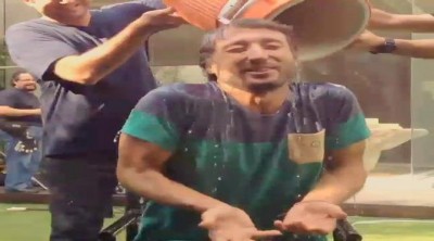 Pedro Castro acepta el reto Ice Bucket Challenge y se moja por la ELA