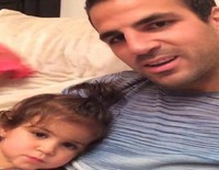 Cesc Fàbregas enseña a hablar a su hija Lia