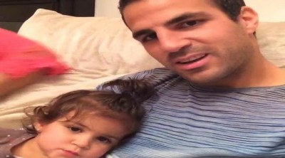 Cesc Fàbregas enseña a hablar a su hija Lia