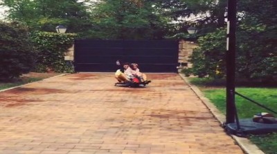 David Bustamante se divierte jugando con su hija Daniella con un mini kart