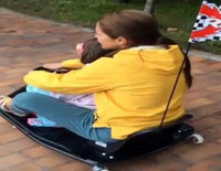 Paula Echevarría se monta en un mini kart con su hija Daniella