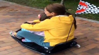 Paula Echevarría se monta en un mini kart con su hija Daniella