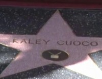 Kaley Cuoco muy emocionada al descubrir su estrella del Paseo de la Fama