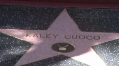 Kaley Cuoco muy emocionada al descubrir su estrella del Paseo de la Fama