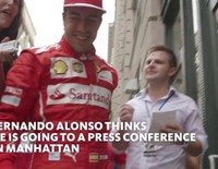 Sorprenden a Fernando Alonso con un flashmob en Nueva York