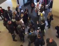 Manifestación de Russell Brand en un Apple Store de Londres