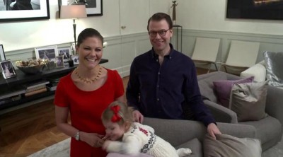 Estela de Suecia decora el árbol y felicita la Navidad 2014 con sus padres