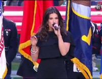 Idina Menzel interpreta el himno de Estados Unidos en la Super Bowl 2015