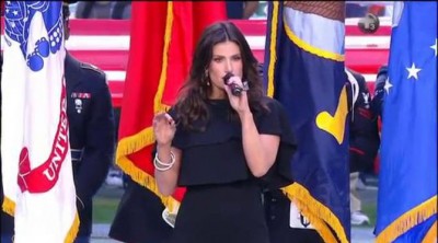 Idina Menzel interpreta el himno de Estados Unidos en la Super Bowl 2015