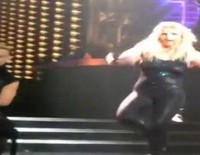 Britney Spears pierde parte de su melena durante un concierto en Las Vegas