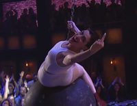 Anne Hathaway imita a Miley Cyrus y su 'Wrecking Ball'