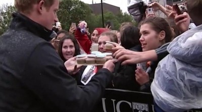 El Príncipe Harry reparte pasteles a las chicas en Nueva Zelanda