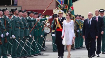 La Reina Letizia rompe el protocolo y se quita el negro ante la Guardia Civil