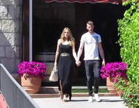 Edurne y David De Gea paseando cogidos de la mano