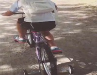 David Bustamante muestra a su hija Daniella aprendiendo a montar en bici