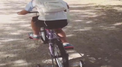 David Bustamante muestra a su hija Daniella aprendiendo a montar en bici