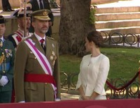 Felipe y Letizia, aclamados con vivas al Rey y a la Reina en el Día de las Fuerzas Armadas 2015