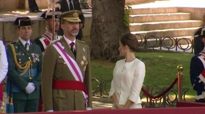 Felipe y Letizia, aclamados con vivas al Rey y a la Reina en el Día de las Fuerzas Armadas 2015