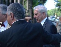 Mario Vargas Llosa reaparece con su hijo Álvaro en pleno escándalo con Isabel Preysler y Patricia Llosa