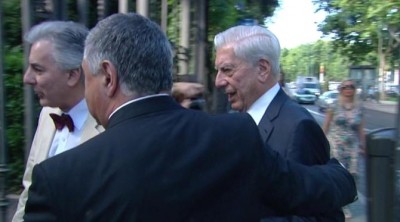 Mario Vargas Llosa reaparece con su hijo Álvaro en pleno escándalo con Isabel Preysler y Patricia Llosa