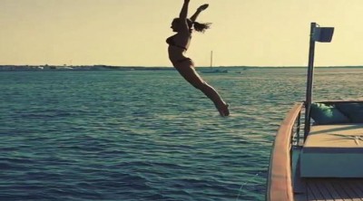 Natalia Sánchez salta al mar desde un barco en Ibiza