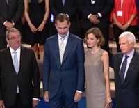 Los Reyes Felipe y Letizia saludan a los presentadores de Telecinco y Cuatro