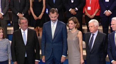 Los Reyes Felipe y Letizia saludan a los presentadores de Telecinco y Cuatro