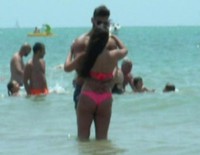 Anabel Pantoja derrocha pasión con su novio en la playa y presume de cuerpo