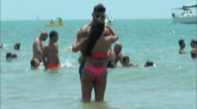 Anabel Pantoja derrocha pasión con su novio en la playa y presume de cuerpo