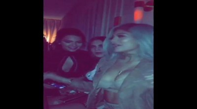 Cara Delevigne, Kendall Kylie Jenner comparten sus bailes sensuales mientras se tocan el pecho