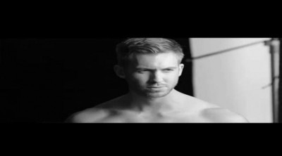 Calvin Harris posando para la campaña otoño/invierno 2015/2016 de Emporio Armani