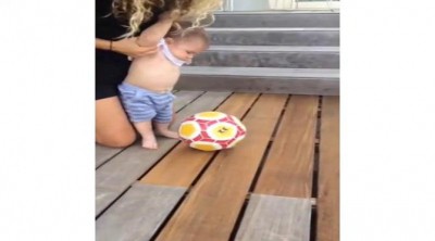 Shakira muestra las habilidades de su hijo Sasha Piqué con el balón