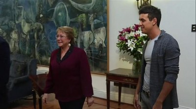 Antonio Banderas y Mario Casas, recibidos por Michelle Bachelet en Chile por el estreno de 'Los 33''